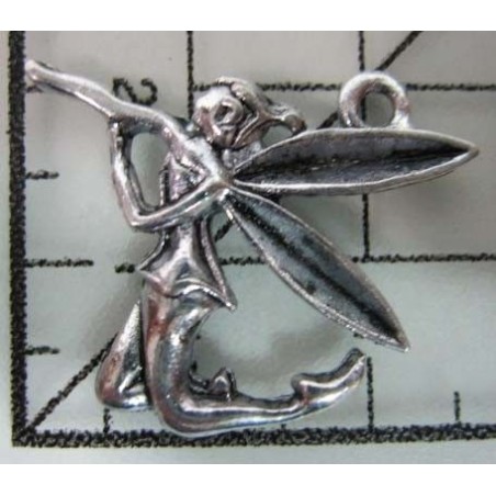 Decoración de metal plateada. Colgante Hada. 2 x 2 cm. Fabscraps