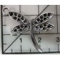 Decoración de metal plateada. Colgante libélula alas talladas. 2 x 3 cm. Fabscraps