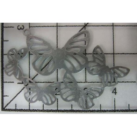 Decoración de metal plateada. Conjunto de mariposas volando. 3 x 4 cm. Fabscraps