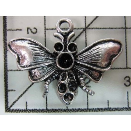 Decoración de metal plateada. Colgante pollila tallada. 2 x 3 cm. Fabscraps