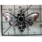 Decoración de metal plateada. Colgante pollila tallada. 2 x 3 cm. Fabscraps