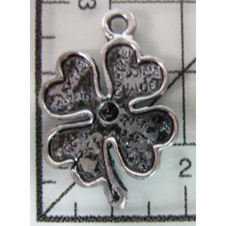 Decoración de metal plateada. Colgante trebol. 3 x 2 cm. Fabscraps