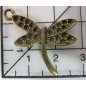 Decoración de metal plateada. Colgante libélula alas talladas. 2 x 3 cm. Fabscraps