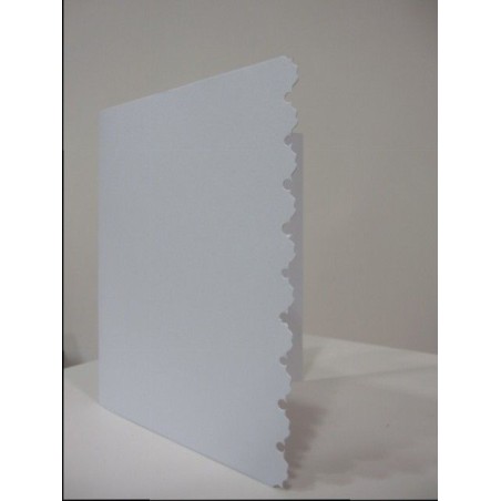 Sobre con tarjeta blanca troquelada para scrapear