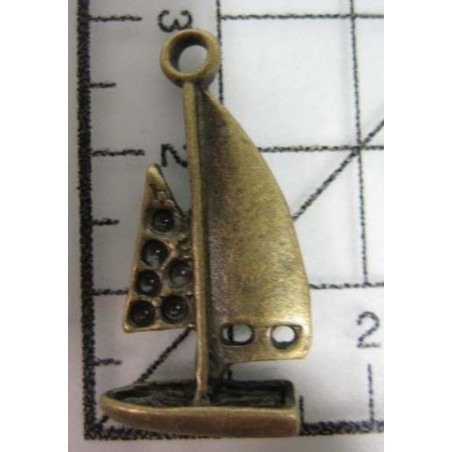 Decoración de metal dorada. Colgante barco velero. 3 x 2 cm. Fabscraps