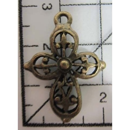 Decoración de metal dorada. Colgante cruz redondeada con volutas. 3 x 2 cm. Fabscraps