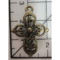 Decoración de metal dorada. Colgante cruz redondeada con volutas. 3 x 2 cm. Fabscraps