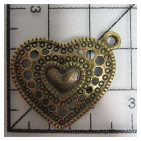 Decoración de metal plateada. Colgante corazón grabado. 2,5 x 2,5 cm. Fabscraps