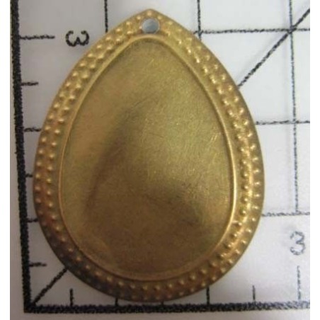 Decoración de metal dorada. Colgante forma lágrima tallada. 3 x 3 cm. Fabscraps