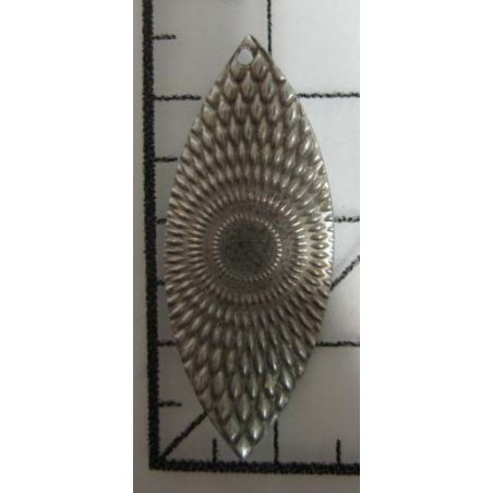 Decoración de metal dorada. Forma ovalada con escamas talladas. 3,5 x 1 cm. Fabscraps