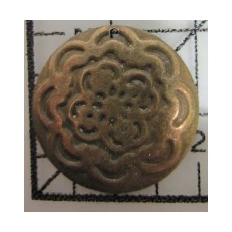 Decoración de metal dorada. Circulo con flor grabada. Ø 2 cm. Fabscraps