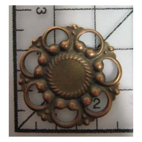 Decoración de metal dorada. Circulo con volutas y tallada. 2,5 x 2,5 cm. Fabscraps