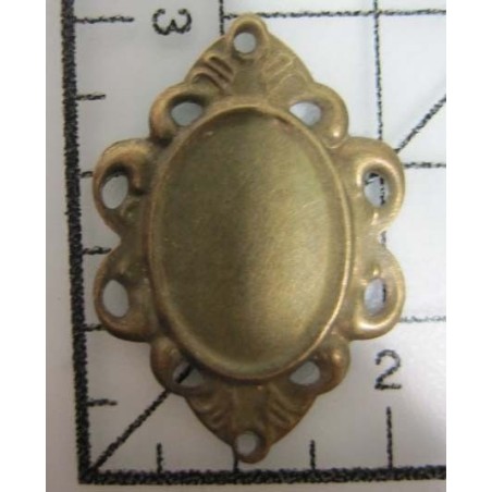 Decoración de metal dorada. Marco ovalado con volutas pequeñas. 3 x 2 cm. Fabscraps