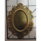 Decoración de metal dorada. Marco ovalado con volutas grandes. 3 x 2 cm. Fabscraps